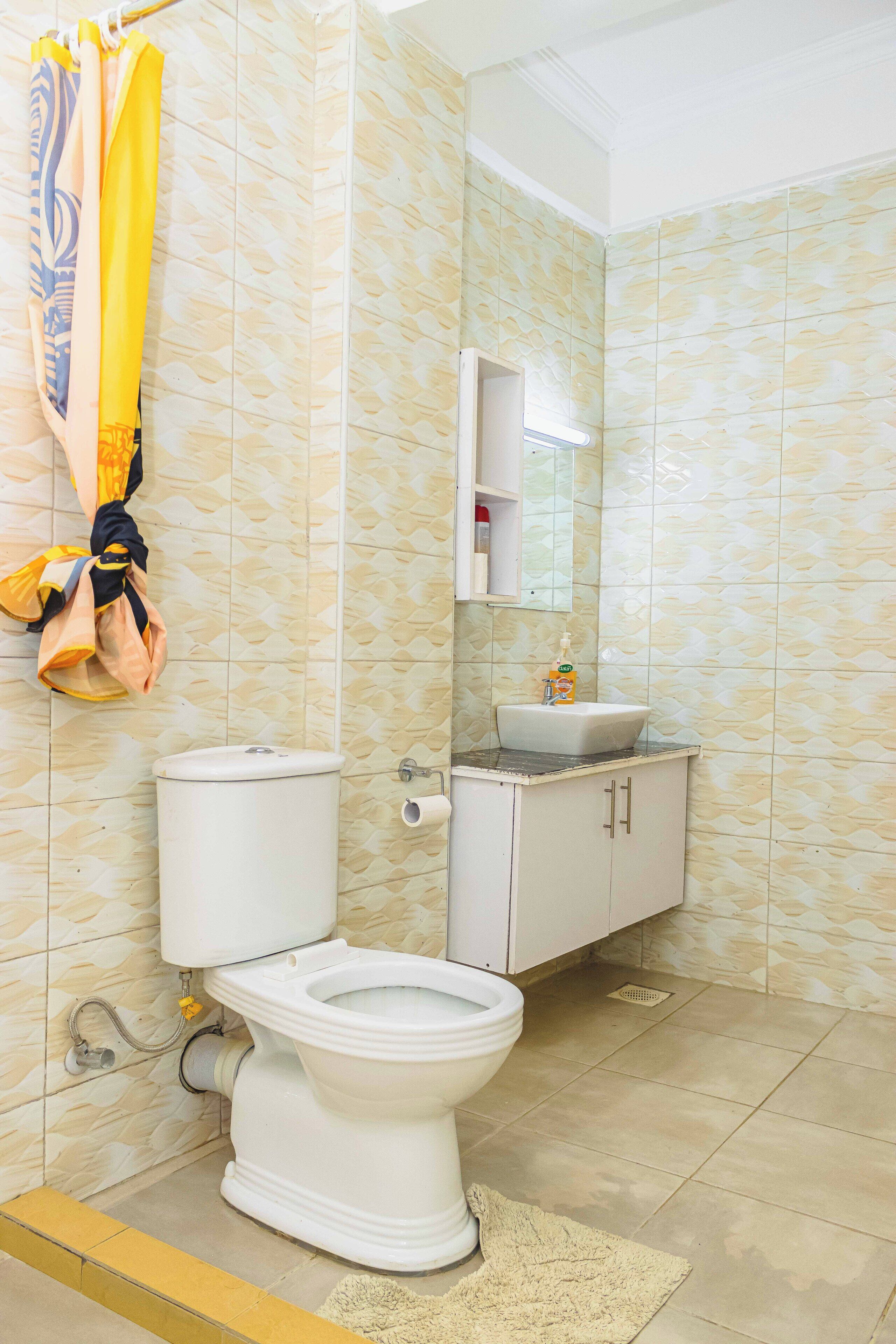 Douche, serviettes fournies, savon, papier toilette