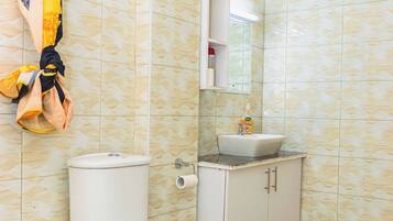 Douche, serviettes fournies, savon, papier toilette