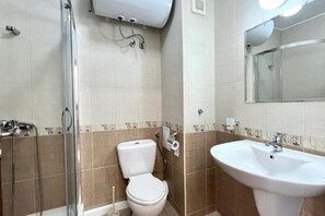 Regadera, secadora de cabello, toallas, jabón 
