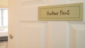 Eine weiße Tür mit einem Schild, auf dem 'Harbour Point' steht.