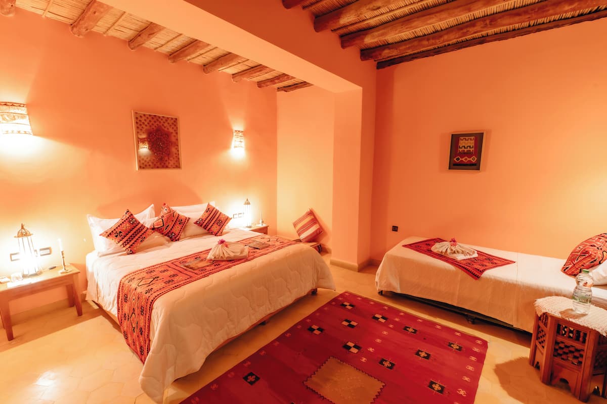 1 habitación, cubrecamas, decoración personalizada y muebles diferentes