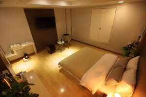 Deluxe tweepersoonskamer, uitzicht op rivier | 1 slaapkamer, Italiaanse Frette-lakens, luxe beddengoed