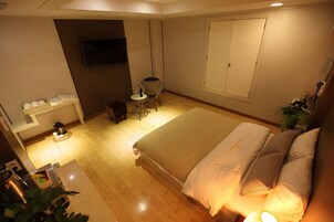 华丽双人房, 河景 | 意大利 Frette 床单、高档床上用品、羽绒被、办公桌