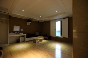 Business Suite | Frette Italian sheets, premium bedding, down comforters, desk