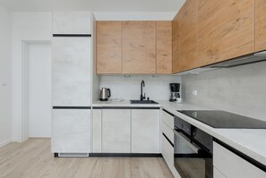 Fridge, oven, stovetop, dishwasher