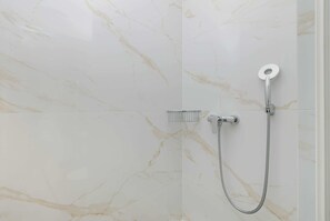 Doccia, asciugacapelli, asciugamani, shampoo
