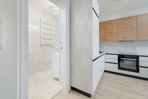 Frigorifero, forno, piano cottura, lavastoviglie
