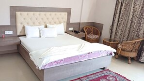 Dobbeltrom – deluxe, 1 soverom, hageutsikt, hageområde | Skrivebord og skrivebord for bærbar PC