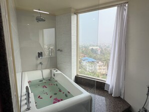 Maharaja Suite | Bathroom - Hotel Royale de CASA (Guwahati)