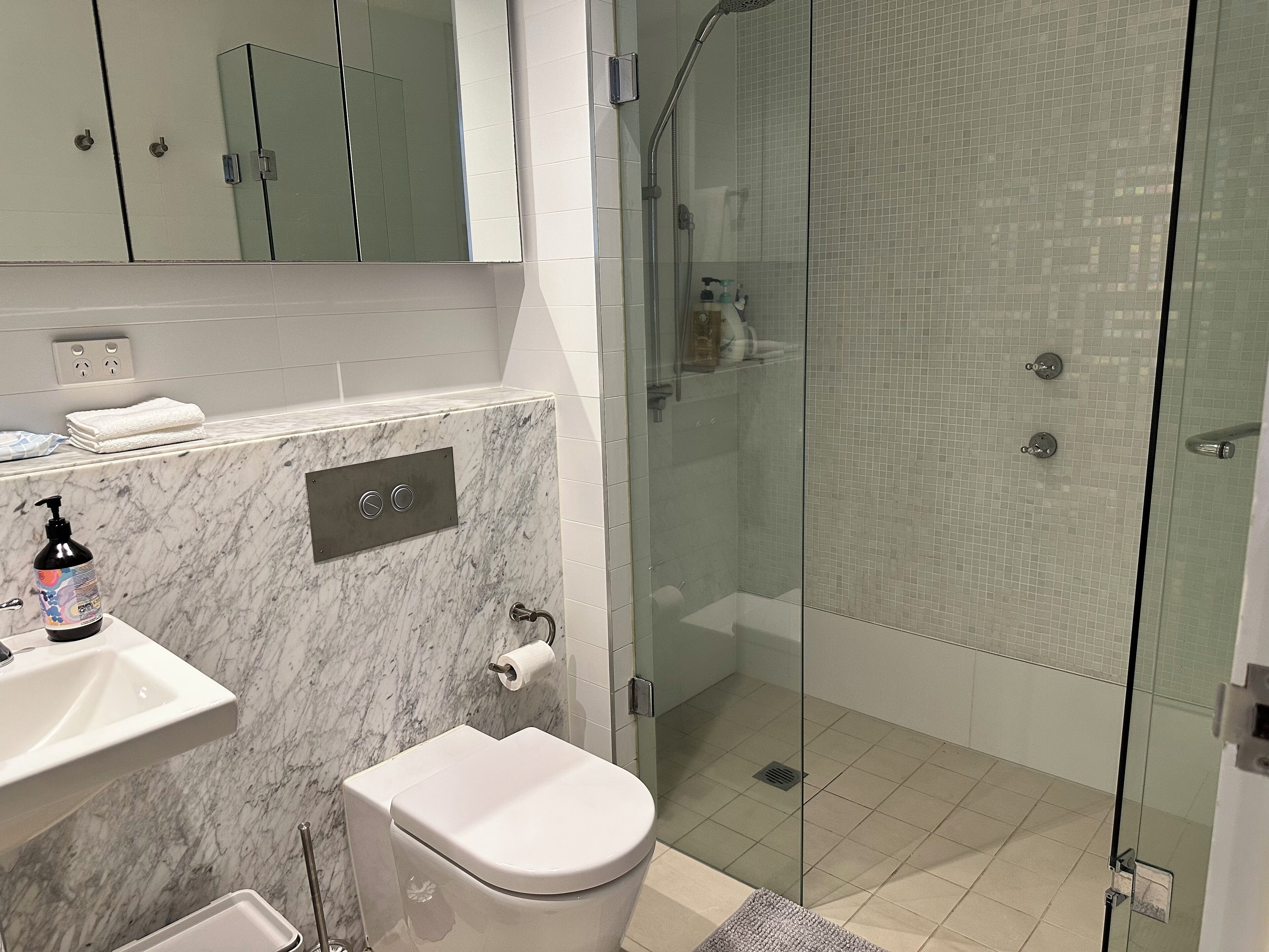 Haartrockner, Handtücher, Seife, Toilettenpapier