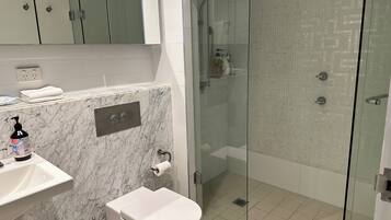 Haartrockner, Handtücher, Seife, Toilettenpapier