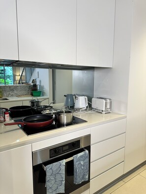 Kühlschrank, Mikrowelle, Ofen, Herdplatte