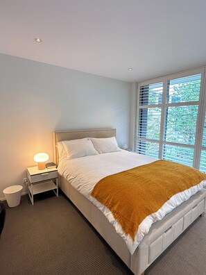 1 bedroom, iron/ironing board, free WiFi, bed sheets - Modern Loft Retreat in Barton near Parliament House (Barton)