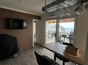Mobile Home (Two Bedroom Mobile Home with Terrace ) | Ruang tamu | 32 inci televisyen skrin rata dengan kabel 
