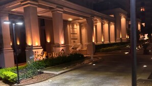 A well-lit hotel entrance with a grand facade, columns, and a staircase leading to the entrance. - J Come Style Surprising 1 Bed in Vila Olimpia (São Paulo)