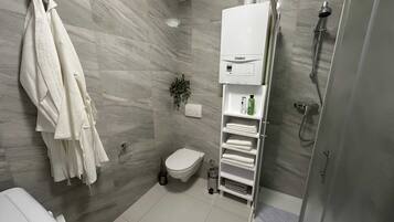 Apartment (One Bedroom Apartment) | Bathroom | Shower, towels