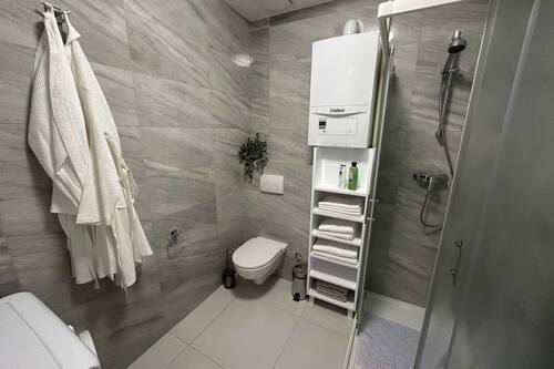 Appartement (One Bedroom Apartment) | Salle de bain | Douche, serviettes fournies