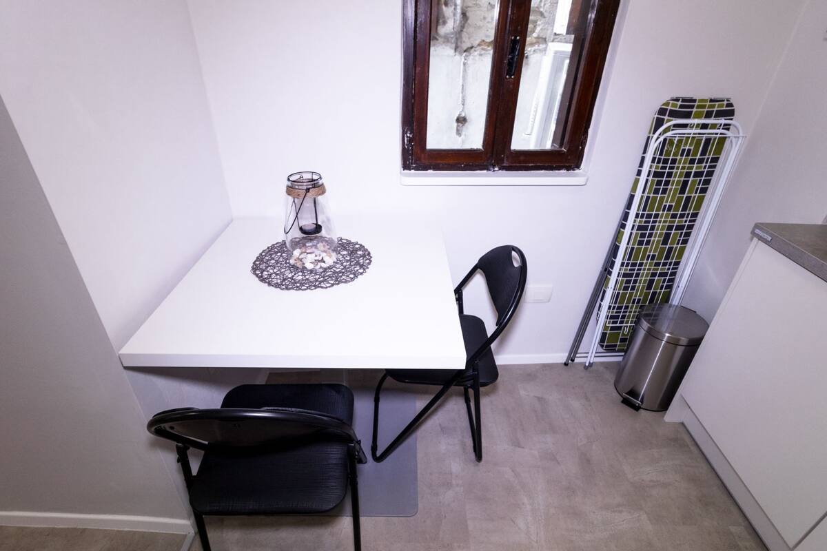 Apartment (Standard One Bedroom Apartment) | Dining room