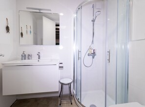 Appartement (Comfort One Bedroom Apartment) | Badkamer | Een douche, handdoeken