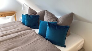 2 Schlafzimmer, Schreibtisch, Bügeleisen/Bügelbrett, Reisekinderbett