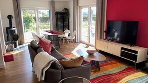 Smart-TV, Kamin, Bücher, Stereoanlage