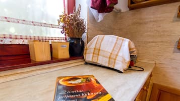 Cottage (Five Bedroom Holiday Home with Sauna) | Dapur peribadi | Peti sejuk