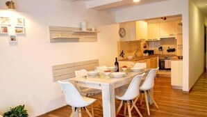 Apartment (Three Bedroom Apartment) | Esszimmer
