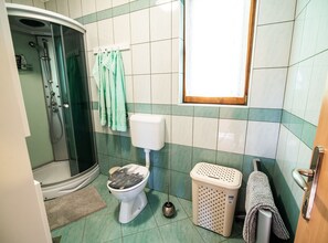 House (One Bedroom Holiday Home with Terrace) | Bathroom | Shower, towels