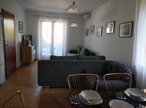 Lejlighed (One Bedroom Apartment) | Stue | 32-tommers fladskærms-tv med kabelkanaler