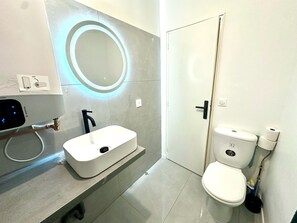 Sèche-cheveux, serviettes fournies, savon, papier toilette