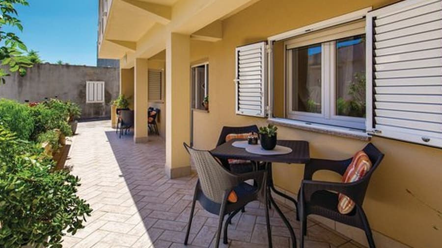 Charming One Bedroom Apartment Povljana