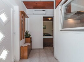 Apartamento (One Bedroom Apartment) | Saguão