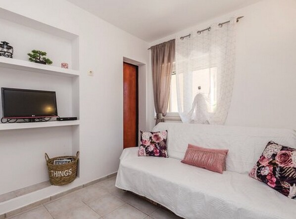Apartment (One Bedroom Apartment) | Living room | 32-inch flat-screen TV with cable channels, stereo