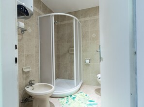 LĂ€genhet (Two Bedroom Apartment with Terrace an) | Badrum | Dusch och handdukar