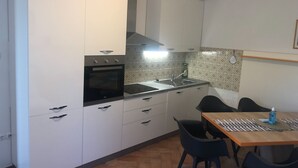 Leilighet (Two Bedroom Apartment with Terrace an) | Eget kjøkken | Kjøleskap