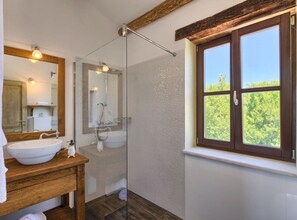 Villa (Four Bedroom Villa With Pool) | Badkamer | Een douche