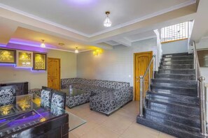 Flat-screen TV - Neem Karoli Green valley luxury Villa (Nainital)