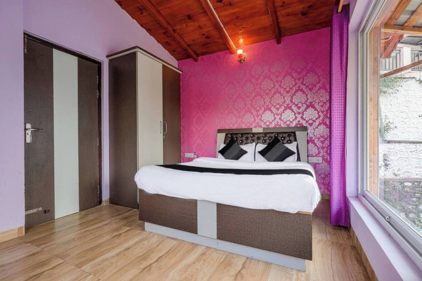 3 bedrooms, desk, laptop workspace, soundproofing