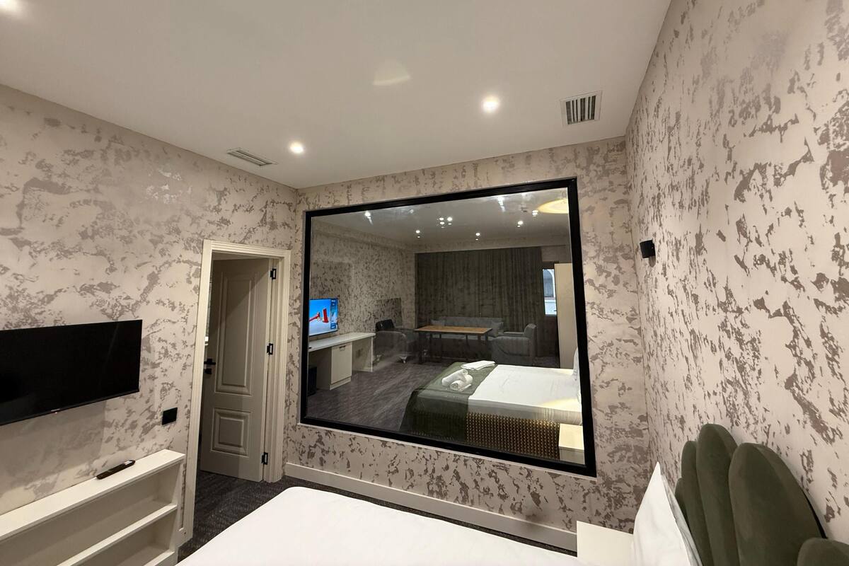 Suite familiar, balcón | Caja fuerte, escritorio, cortinas opacas y sistema de insonorización
