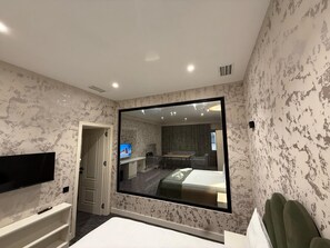 Family Suite, Balcony | In-room safe, desk, blackout drapes, soundproofing - Montinn Premier Hotel (Baku)