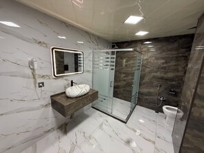 Deluxe-Doppelzimmer, Balkon, Blick auf den Innenhof | Badezimmer