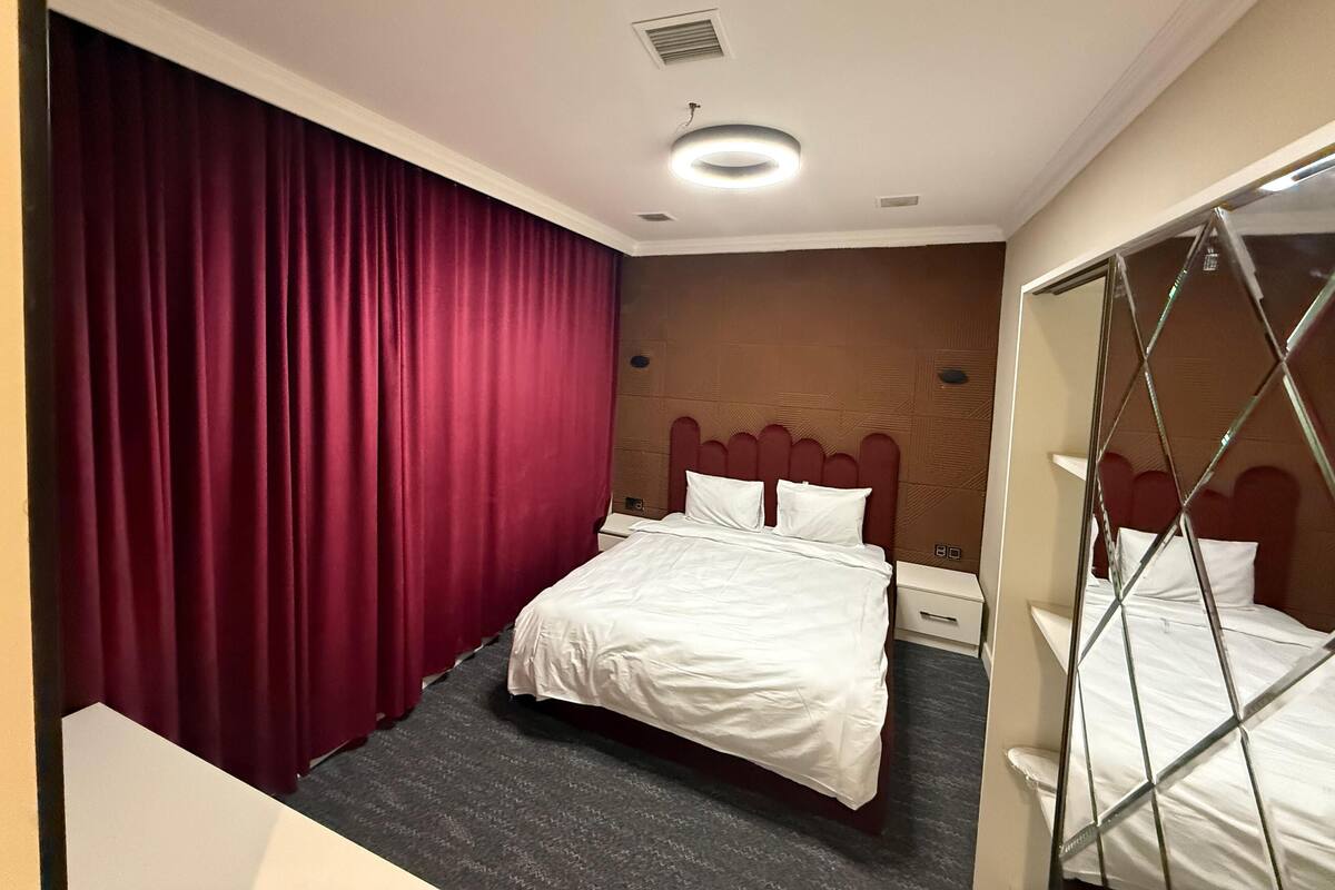 Habitación de lujo doble, balcón | Caja fuerte, escritorio, cortinas opacas y sistema de insonorización