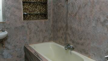 Suite | Bathroom | Towels, soap, shampoo, toilet paper