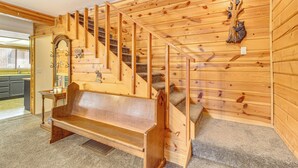 Eine Holztreppe mit einer Bank unten.