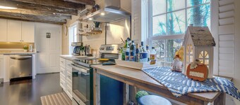 Walk to Beach: Historical Fredericksburg Home