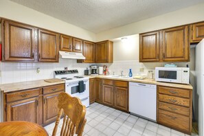 Apartment (2 Bedrooms) | Interior - 2 Mi to Kansas State Fairgrounds: Cozy Apartment! (Hutchinson)
