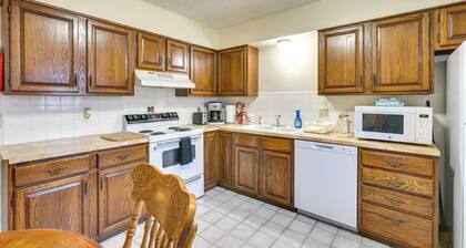 2 Mi to Kansas State Fairgrounds: Cozy Apartment!