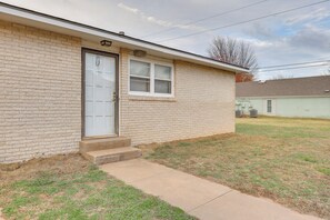 Apartment (2 Bedrooms) | Interior - 5 Mi to Hutchinson Attractions: Cozy Apt (Hutchinson)