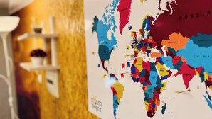 Une vue partielle d’une carte indiquant les noms des pays, avec une lampe.
