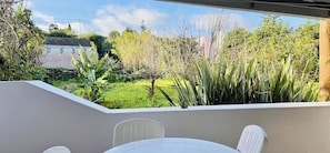 Outdoor dining - Alojamento Ponta Negra T1 by PontaNegraAzores (Praia da Vitória)